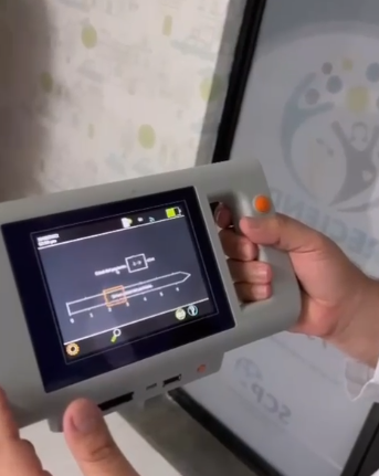 Equipo de tamizaje visual pediátrico plusoptiX utilizado en el consultorio Creciendo.
