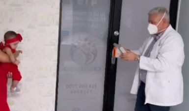 El Dr. Trujillo realizando el tamizaje visual a una bebé en el consultorio Creciendo de la Clínica Central del Quindío.
